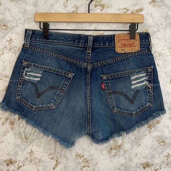 Levi’s 501 Button Up Vintage Distressed Cut Off Shorts l SIZE 33 - Picture 2 of 10